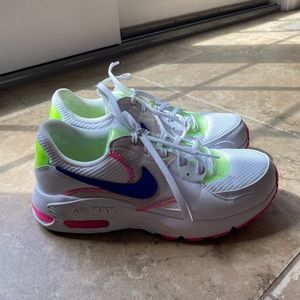 Woman’s nike air max shoes